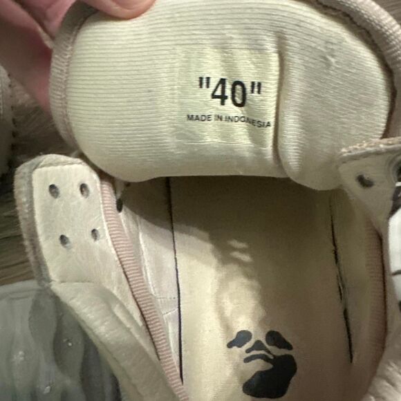 Off White Floating Arrow Low - Picture 8 of 8